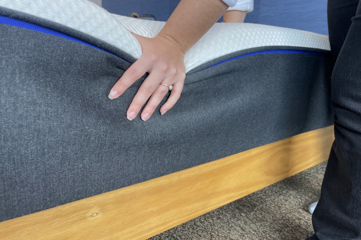 The hybrid design of this mattress provides a balance of comfort and support, with a focus on relieving back pain.