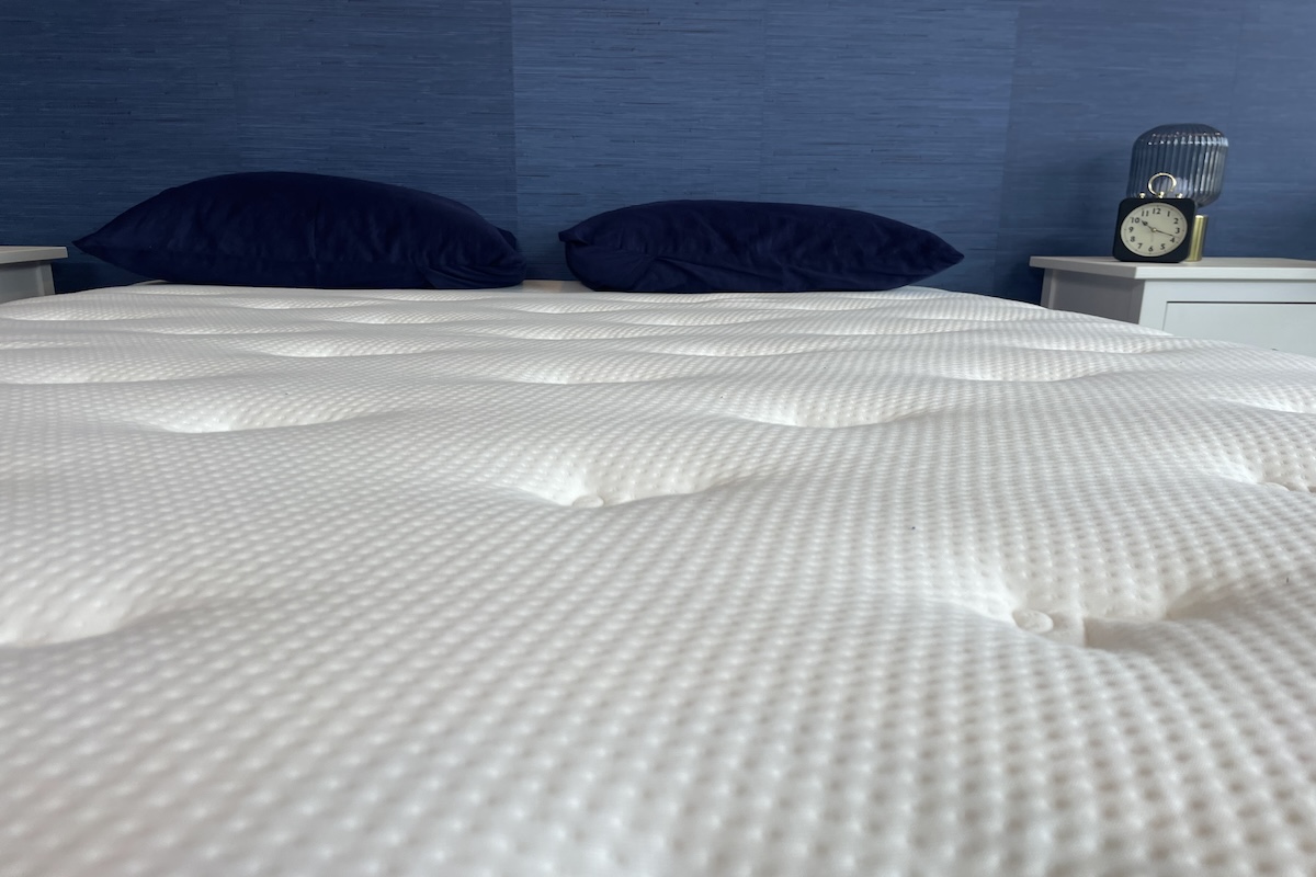  Close up of the Brooklyn Bedding Signature Hybrid mattress’s white tufted cover