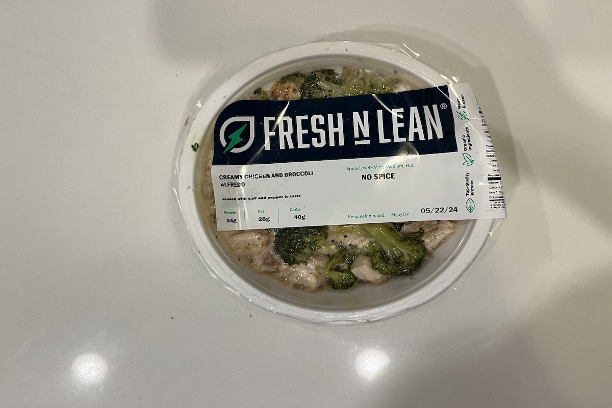 The front of the Creamy Chicken and Broccoli Alfredo meal shows the entree's total protein, fat, and carbohydrates and the expiration date. 
